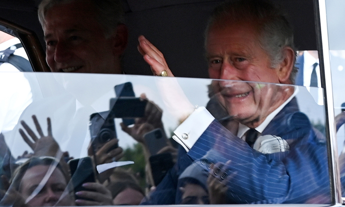 Quốc vương Anh Charles III vẫy tay với công chúng khi tới Điện Buckingham ở London dày 11/9. Ảnh: AFP